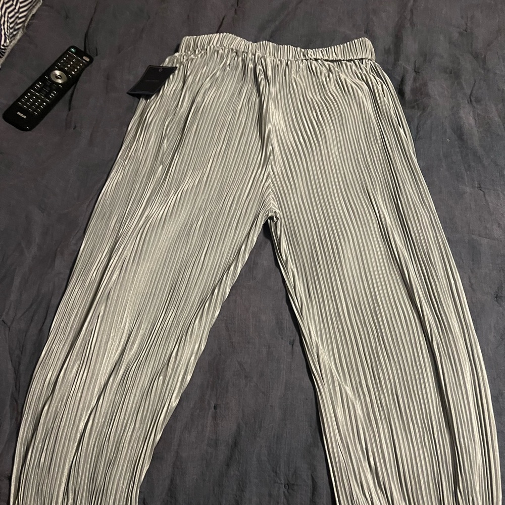 Large pleated joggers